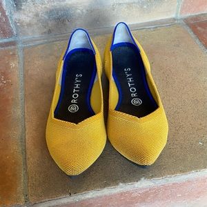 Rothy’s marigold points in size 9